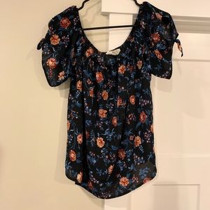 Short sleeve top. Flowy